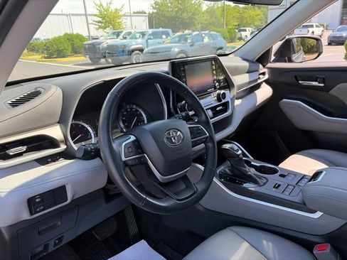 Used 2022 Toyota Highlander XLE AWD/4WD image 14