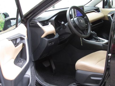 Certified 2023 Toyota RAV4 LE AWD/4WD image 9