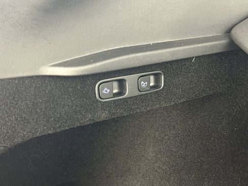 Used 2024 Tesla Model Y Performance image 31