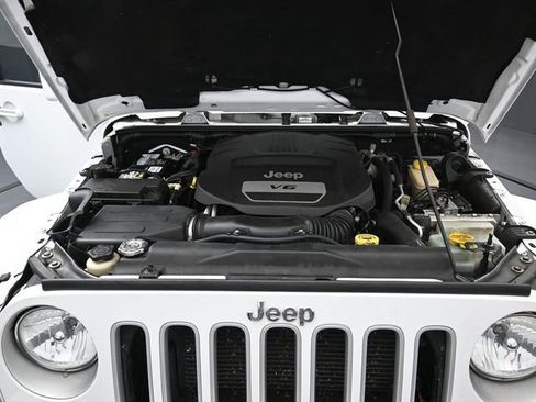 Used 2016 Jeep Wrangler Unlimited Sahara w/ Connectivity Group AWD/4WD image 35