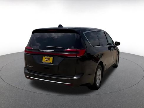 Used 2023 Chrysler Pacifica Touring-L FWD image 14