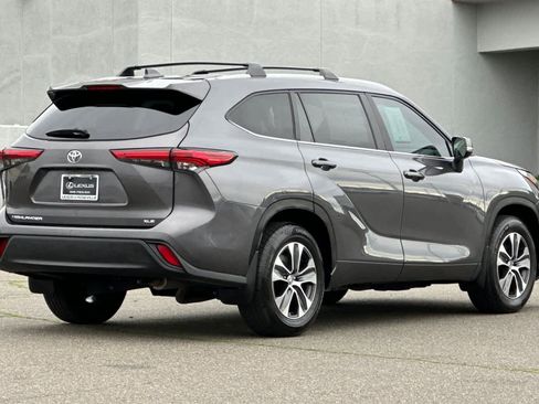 Used 2023 Toyota Highlander XLE image 2