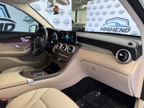 Used 2020 Mercedes-Benz GLC 300 4MATIC w/ Premium Package image 31