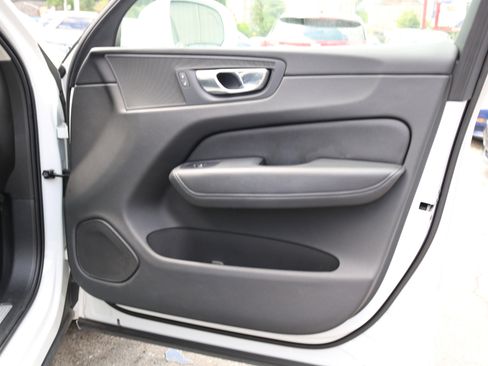Used 2022 Volvo XC60 B5 Momentum image 26