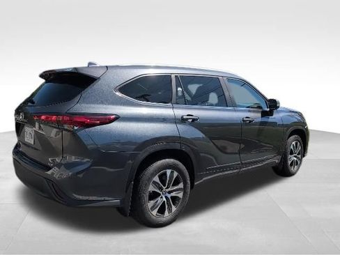 Used 2023 Toyota Highlander XLE FWD image 5