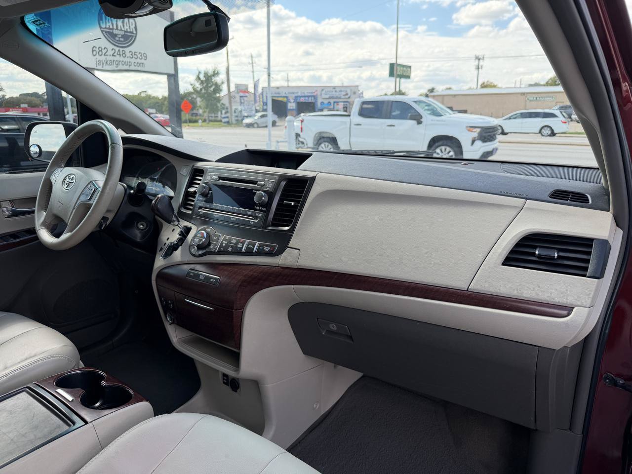 Used 2012 Toyota Sienna XLE FWD image 11