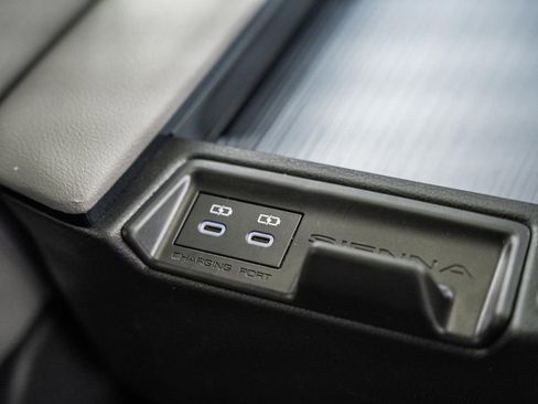 Used 2025 Toyota Sienna XLE FWD image 37