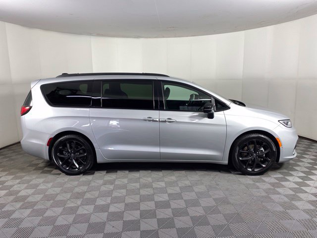 Used 2026 Chrysler Pacifica Select w/ S Appearance Package FWD image 3