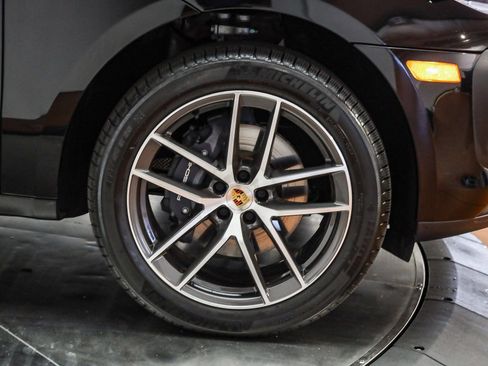 Certified 2025 Porsche Macan image 11