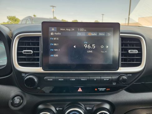 Used 2024 Hyundai Venue SEL FWD image 18