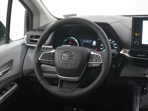 Used 2025 Toyota Sienna XLE AWD/4WD image 15