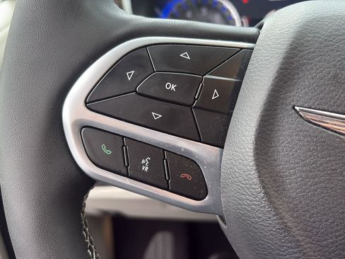 Used 2023 Chrysler Pacifica Limited w/ Uconnect Theater Family Group image 21