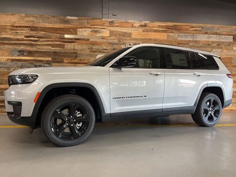 New 2025 Jeep Grand Cherokee L Altitude image 15