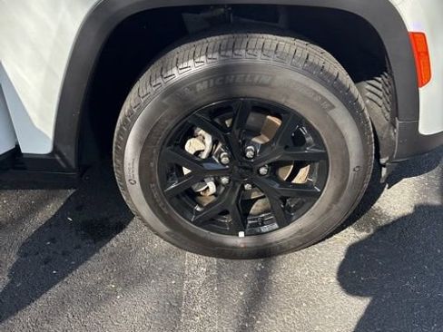 Used 2025 Jeep Grand Cherokee Altitude image 30