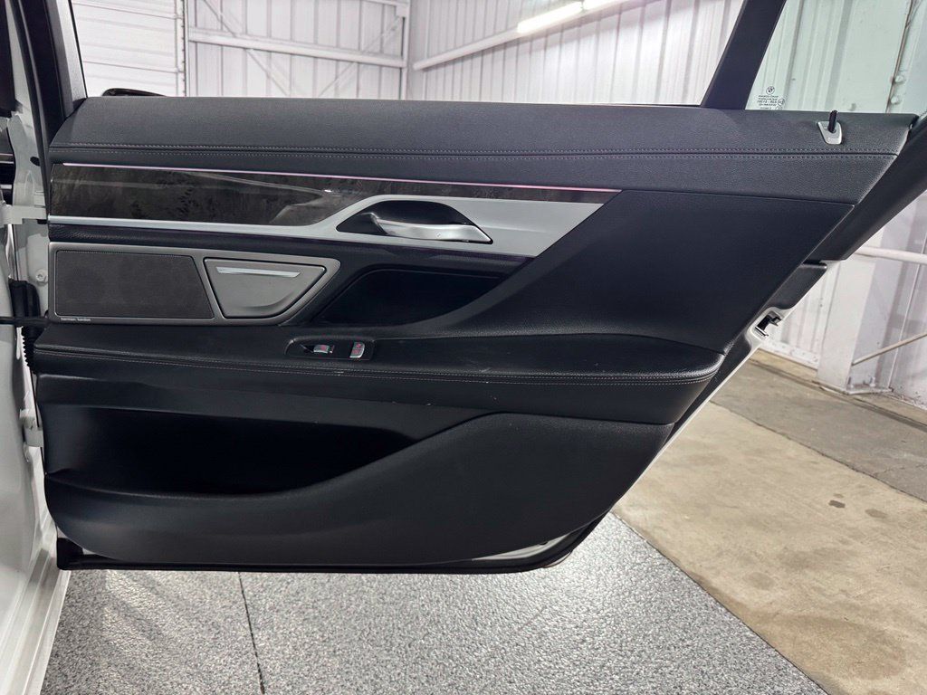 Used 2022 BMW 745e xDrive AWD/4WD image 47