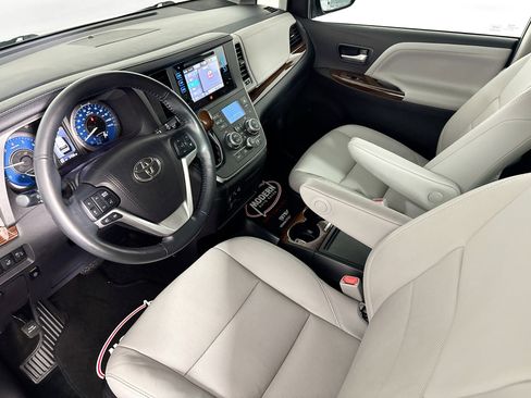 Used 2017 Toyota Sienna Limited Premium image 5