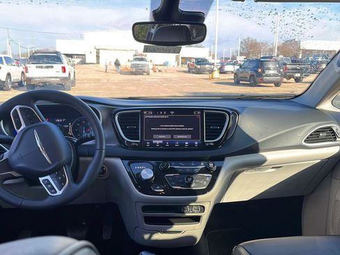 Used 2024 Chrysler Pacifica Touring-L image 10