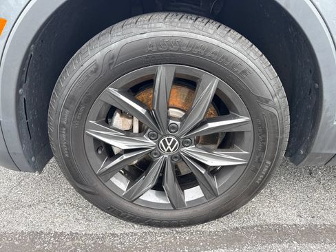 Certified 2024 Volkswagen Tiguan SE w/ Panoramic Sunroof Package AWD/4WD image 10