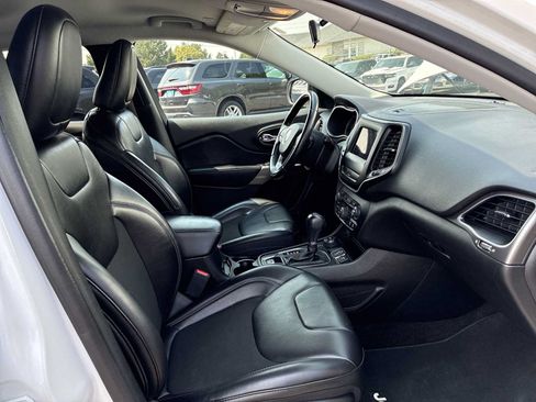 Used 2019 Jeep Cherokee Latitude Plus AWD/4WD image 24