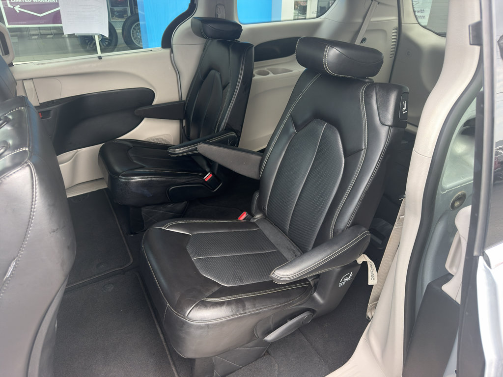 Used 2023 Chrysler Pacifica Touring-L FWD image 10