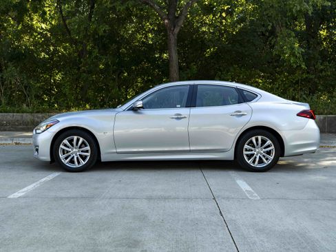 Used 2018 INFINITI Q70 Luxe RWD image 6