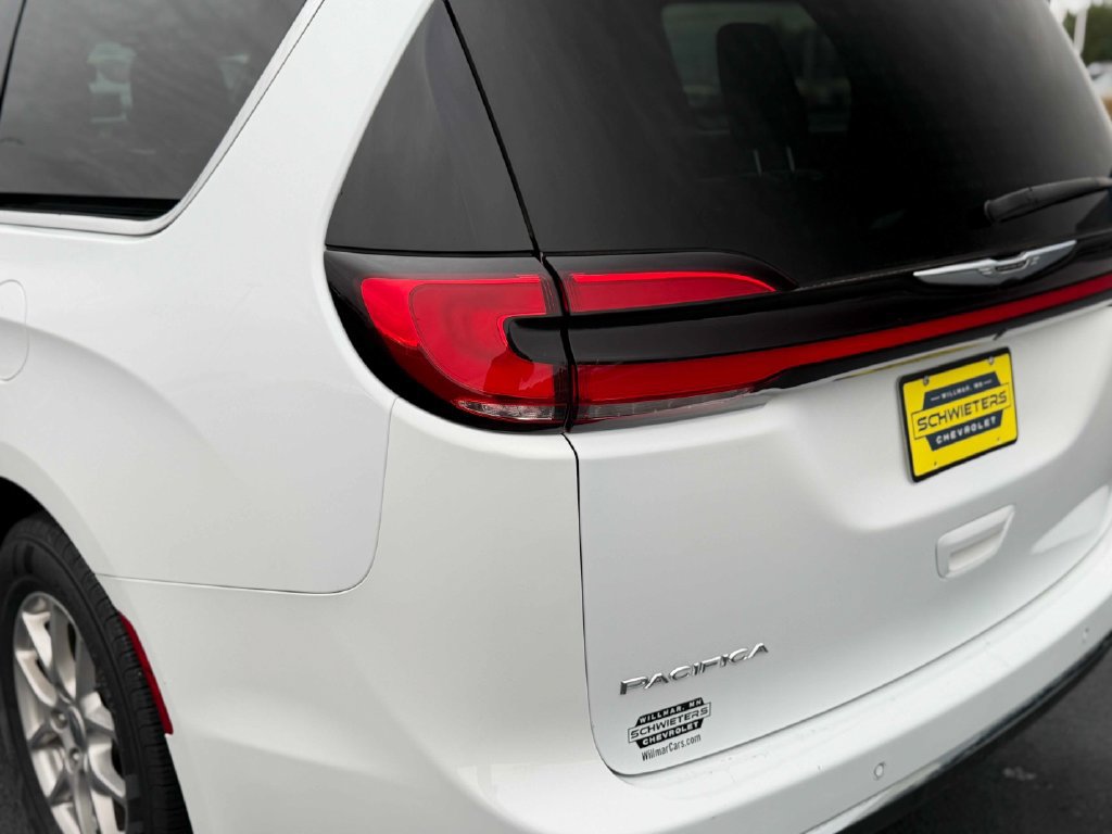 Used 2024 Chrysler Pacifica Touring-L FWD image 10