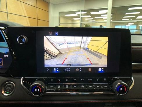 Used 2025 Chevrolet Colorado Z71 w/ Technology Package image 16