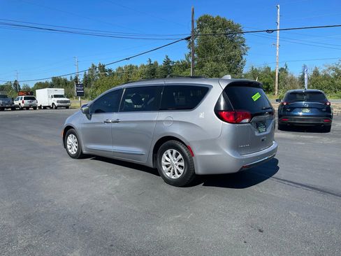 Used 2017 Chrysler Pacifica Touring-L FWD image 8