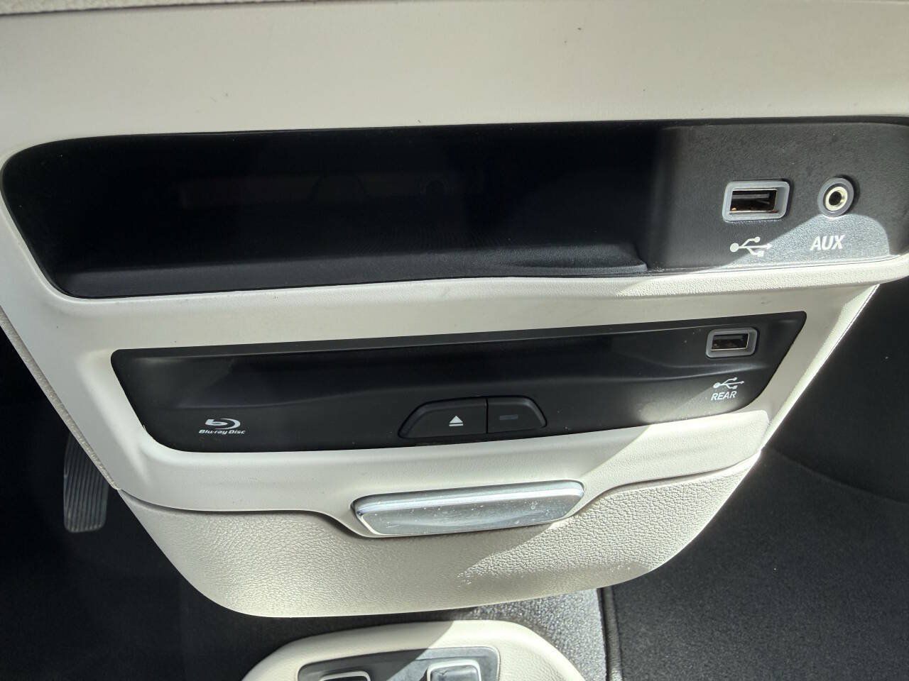 Used 2017 Chrysler Pacifica Limited w/ UConnect Theater Package FWD image 25