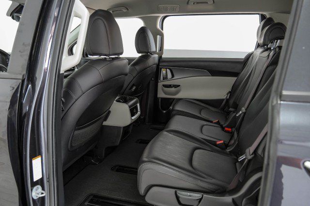 Used 2023 Kia Carnival LX FWD image 37