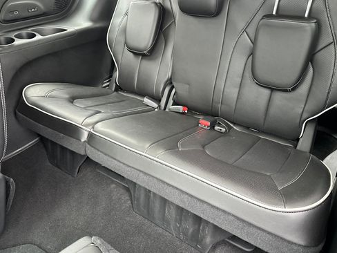 Used 2024 Chrysler Pacifica Limited w/ Uconnect Theater Family Group image 17