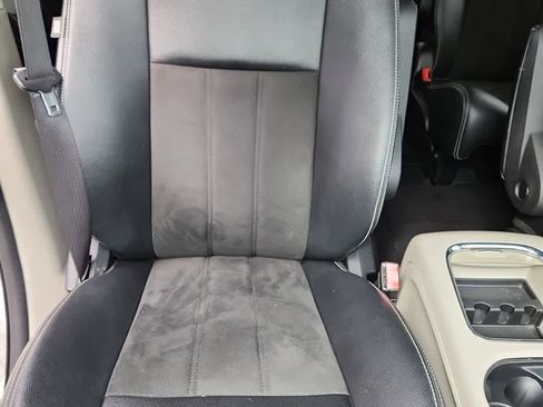 Used 2020 Dodge Grand Caravan SXT FWD image 18