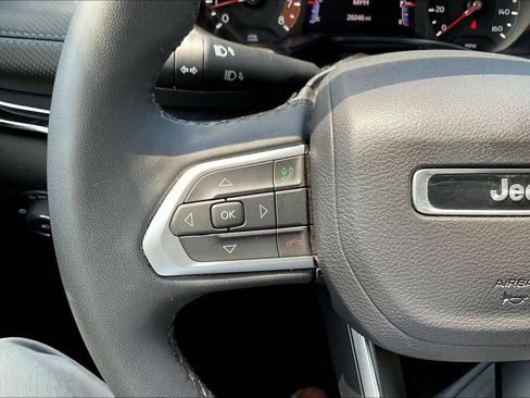 Used 2025 Jeep Compass Latitude w/ Convenience Group AWD/4WD image 11