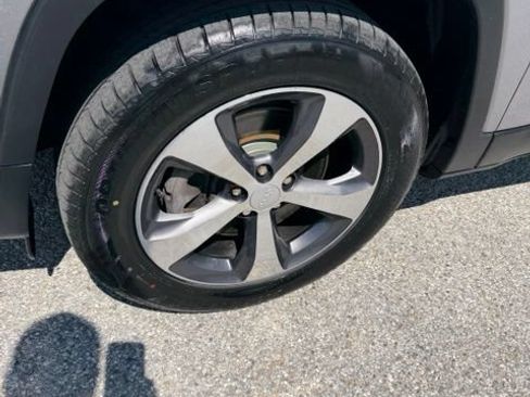 Used 2019 Jeep Cherokee Limited AWD/4WD image 12