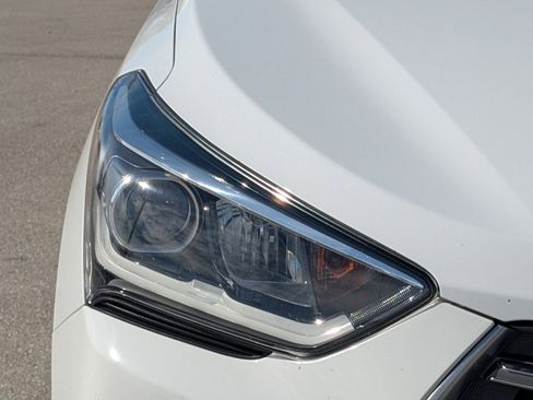 Used 2018 Hyundai Santa Fe SE image 9