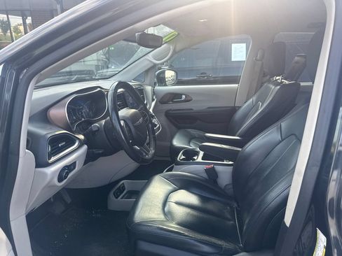 Used 2017 Chrysler Pacifica Touring-L Plus FWD image 2