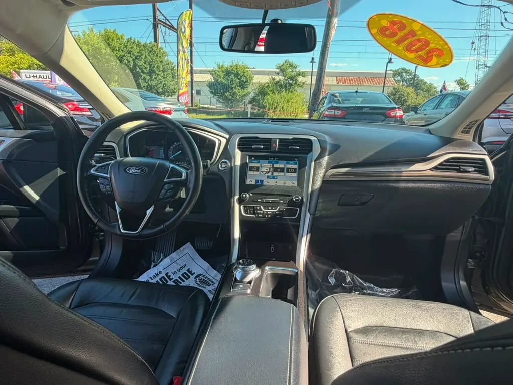 Used 2018 Ford Fusion SE w/ Fusion SE Technology Package FWD image 13