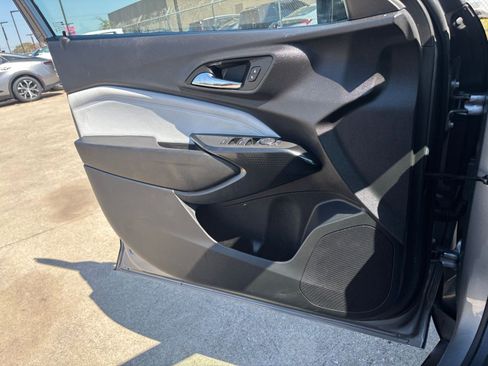 Used 2025 Chevrolet Trax LT w/ LT Convenience Package image 18