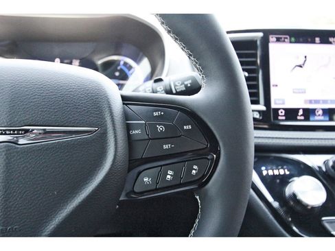 Used 2024 Chrysler Pacifica Limited FWD image 25