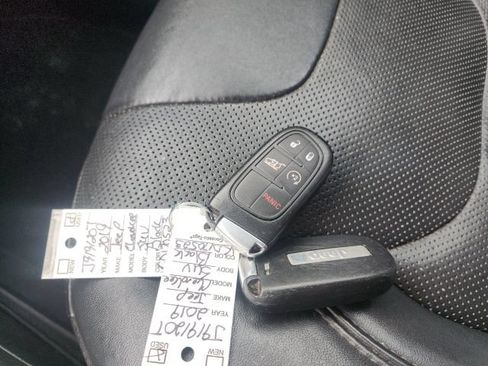 Used 2019 Jeep Cherokee Limited FWD image 12