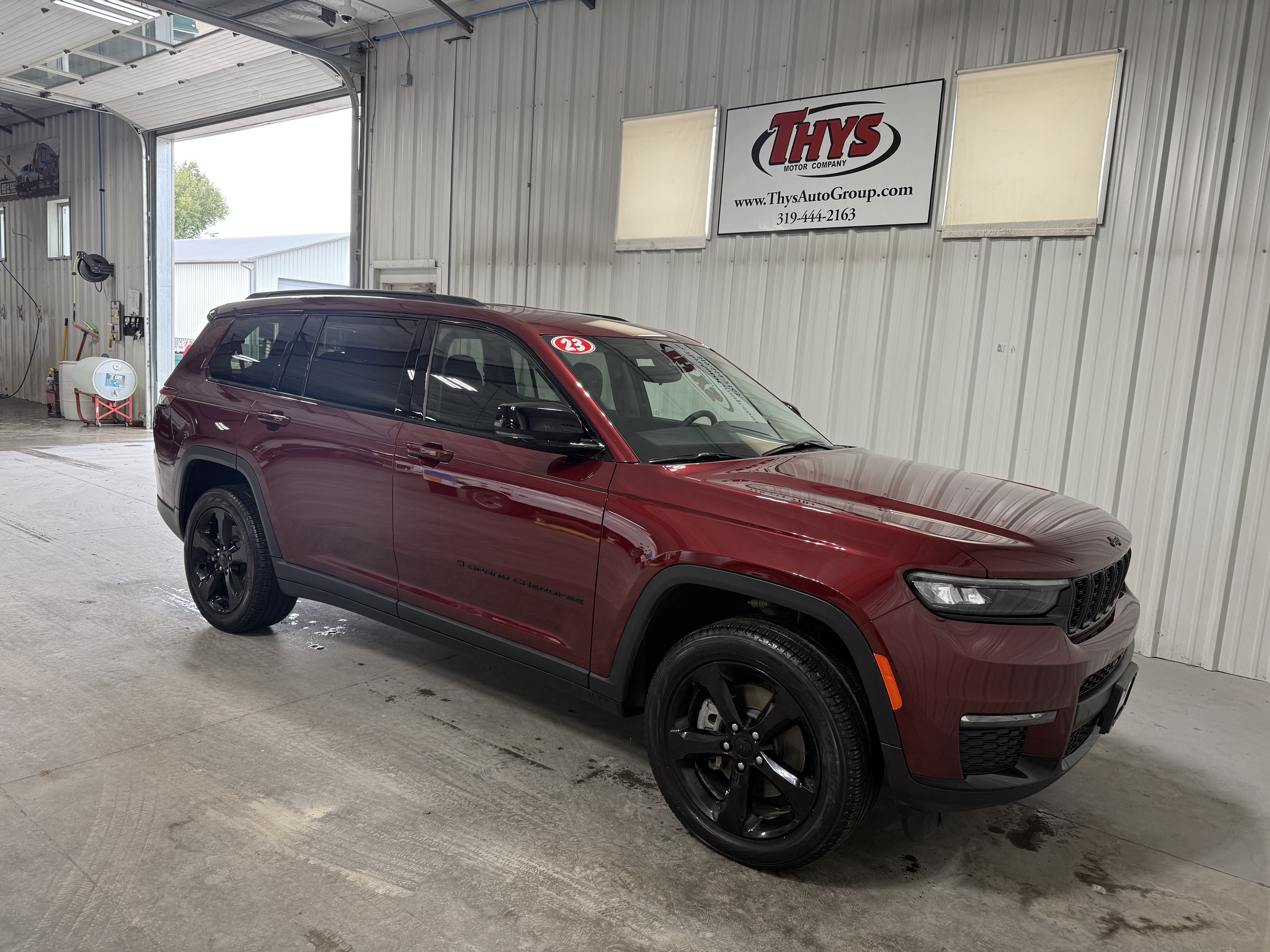Used 2023 Jeep Grand Cherokee L Limited w/ Black Appearance Package AWD/4WD image 1