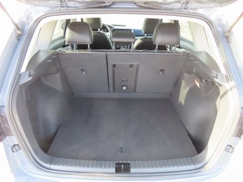 Used 2023 Volkswagen Taos SE w/ Panoramic Sunroof Package image 17