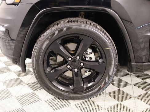 Used 2018 Jeep Grand Cherokee Altitude image 18