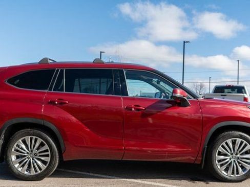 Used 2023 Toyota Highlander Platinum AWD/4WD image 5