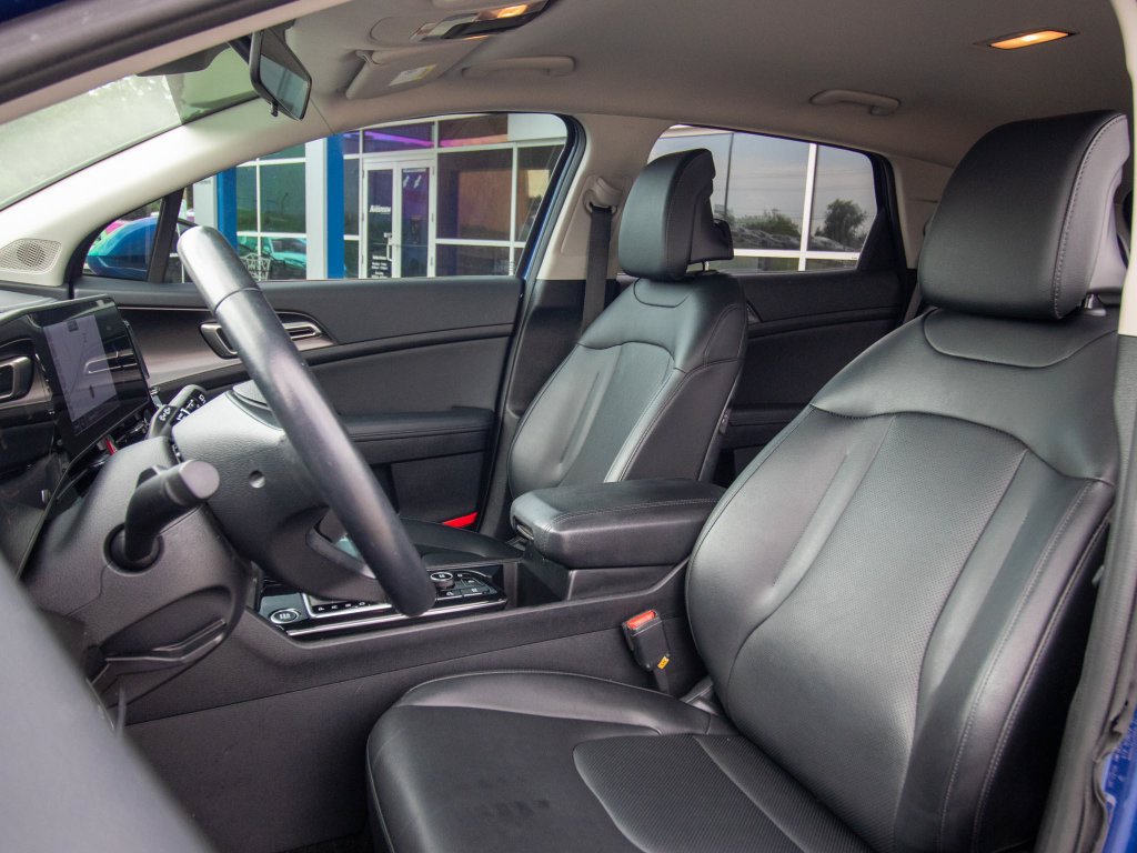 Used 2025 Kia Sportage EX FWD image 9