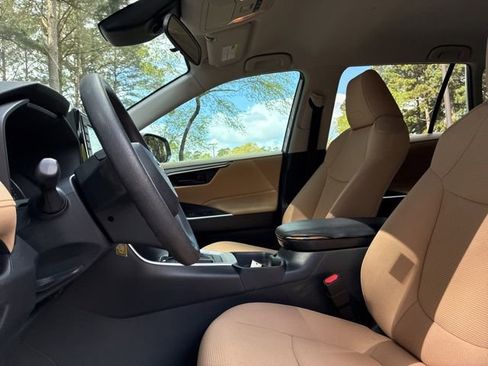 Used 2019 Toyota RAV4 LE image 21