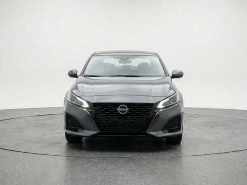 Used 2025 Nissan Altima 2.5 SV image 2