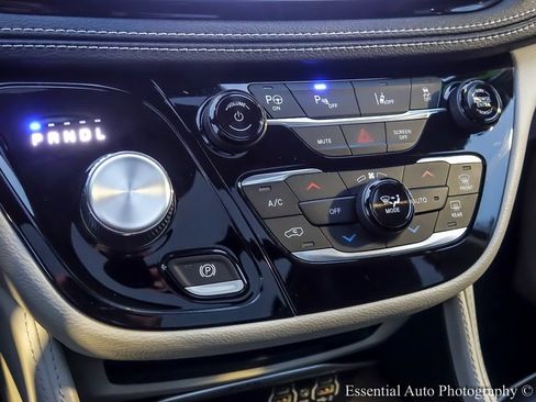 Used 2022 Chrysler Pacifica Limited w/ Uconnect Theater Family Group image 30