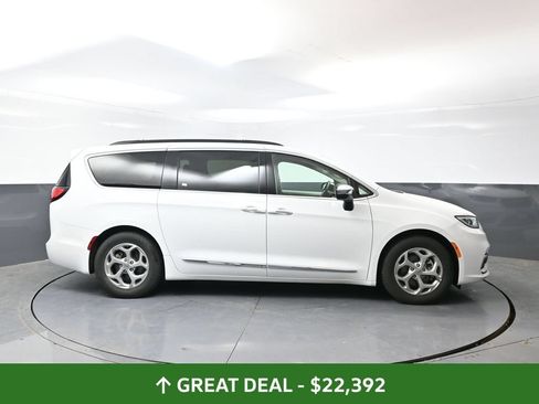 Used 2023 Chrysler Pacifica Limited FWD image 4