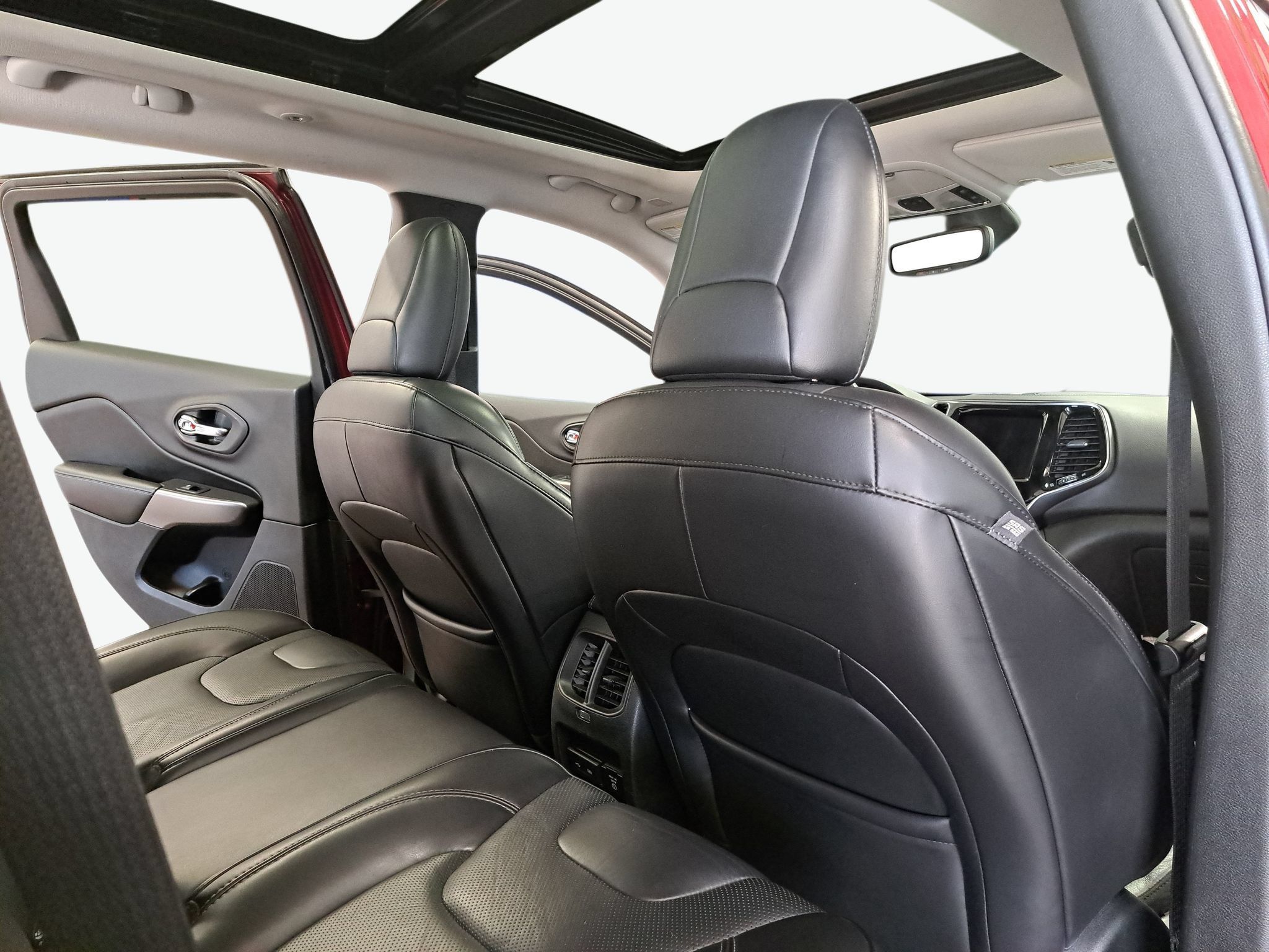 Used 2019 Jeep Cherokee Limited AWD/4WD image 12